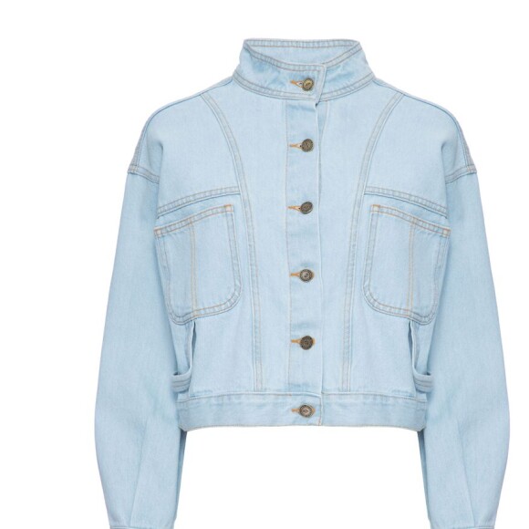 Look de Juliette em aeroporto tem jaqueta jeans de R$ 1 mil