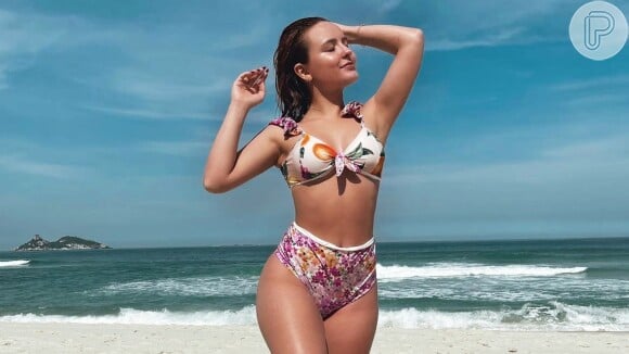 Larissa Manoela elege biquíni com calcinha hot pants em ida à praia do Rio de Janeiro