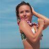 Larissa Manoela exibe beleza natural, sem maquiagem, em foto feita na praia