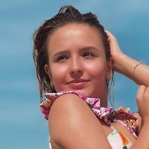 Larissa Manoela exibe beleza natural, sem maquiagem, em foto feita na praia