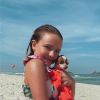 Larissa Manoela aproveitou a praia acompanhada de um de seus pets