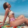 Larissa Manoela ostenta corpo sequinho e com curvas em foto na praia