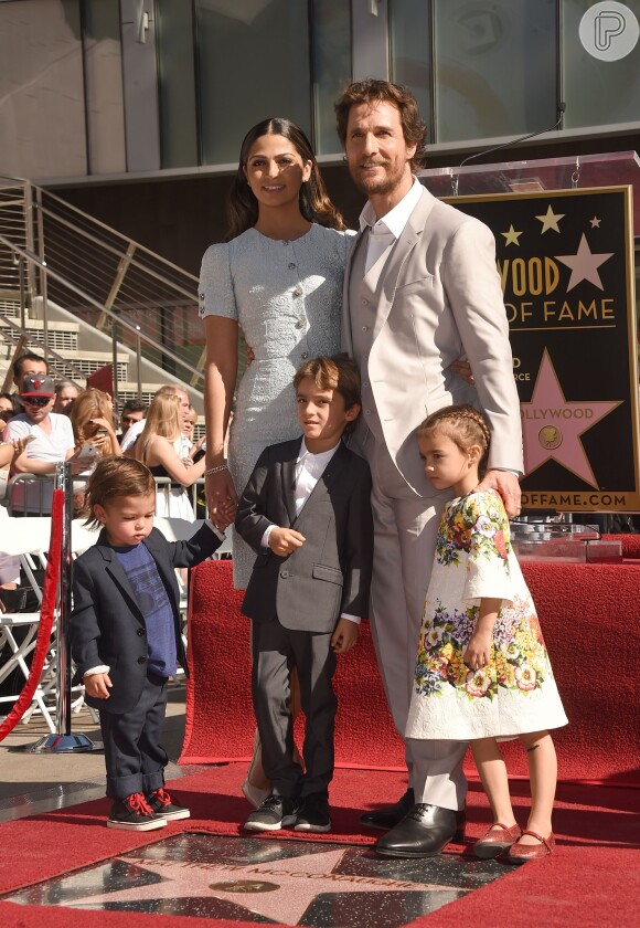 Matthew McConaughey recebe a estrela na Calçada da Fama ao lado da mulher, a brasileira Camila Alves, e dos três filhos, Linvingston, de 10 anos, Levi, de 6, e Vida, de 4