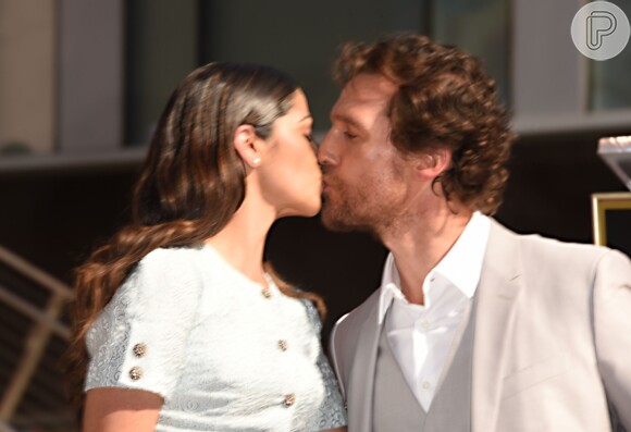 Matthew McConaughey beija a mulher, Camila Alves