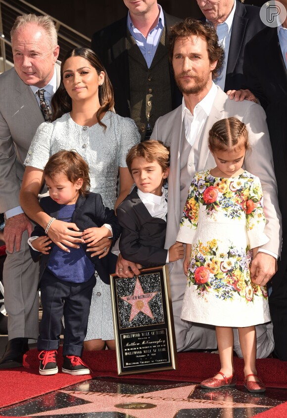 Matthew McConaughey é homenageado com estrela na Calçada da Fama, em Hollywood, e recebe prêmio ao lado da família, em 17 de novembro de 2014