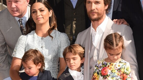 Matthew McConaughey ganha estrela na Calçada da Fama ao lado da família