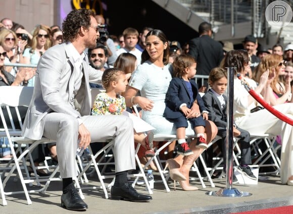 Matthew McConaughey participa de cerimônia ao lado da família