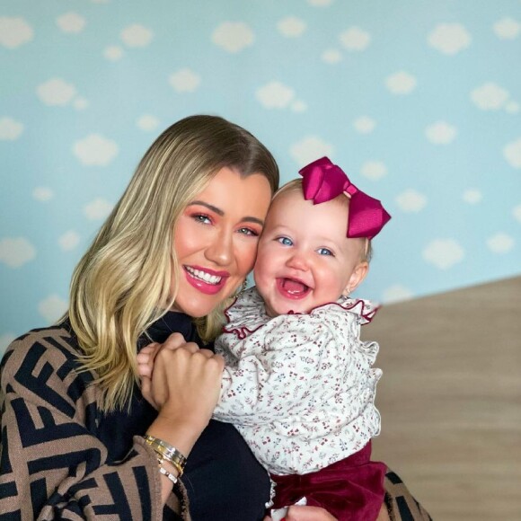 Ana Paula Siebert postou vídeo com momentos do primeiro ano da filha, Vicky: 'Chegou para me ensinar o significado de amor incondicional e me permitir sentir a sensação de ter um coração batendo fora de mim!'