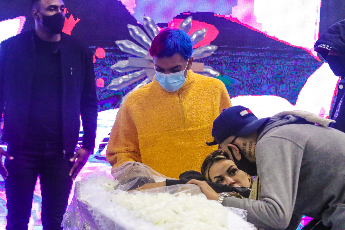 Foto Amigo de longa data, MC Brinquedo se despede de MC Kevin em funeral; cantor morreu aos 23