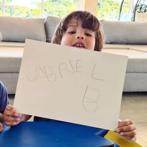 Filho mais velho de Andressa Suita e Gusttavo Lima, Gabriel está aprendendo a escrever