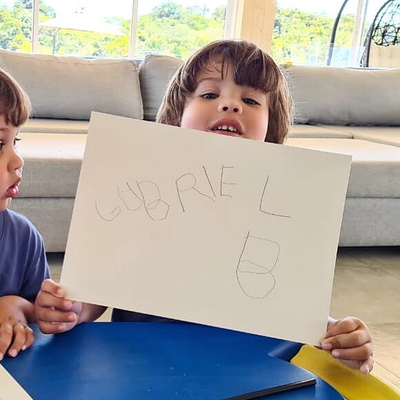 Filho mais velho de Andressa Suita e Gusttavo Lima, Gabriel está aprendendo a escrever