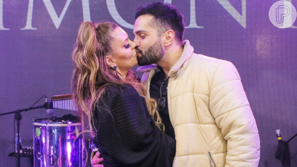 Simony postou foto beijando o noivo, Felipe Rodriguez, mas afastou rótulo de 'casal perfeito': 'Brigamos, temos ciúme'