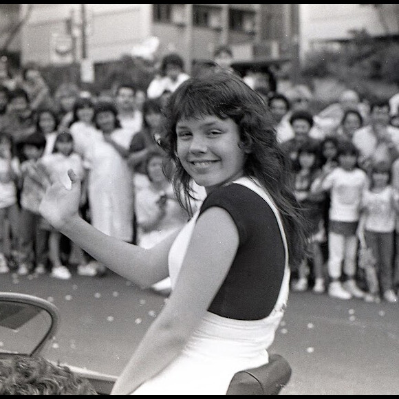 Simony em foto de 1988 quando desfilou em carro aberto na Parada do Dia das Crianças do SBT