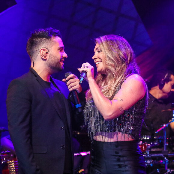 Simony descartou 'casal perfeito' em relação com o noivo, Felipe Rodriguez: 'Brigamos sim, temos ciúmes sim. Não somos perfeitos'