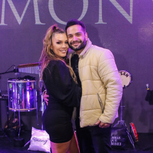 Simony e o noivo, Felipe Rodriguez, moram juntos há 3 meses