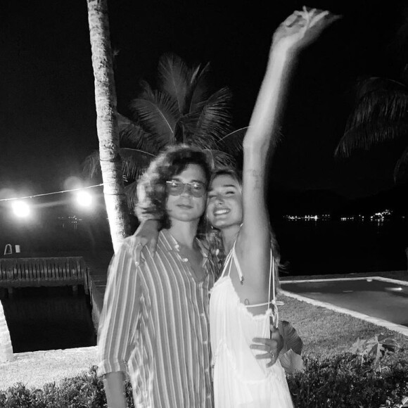 Sasha Meneghel desenhou o próprio vestido de noiva para cerimônia de casamento em família