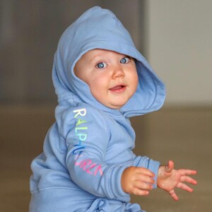 Vicky, de 1 ano, posa com gorro de frio e encanta em foto: 'Boneca linda'