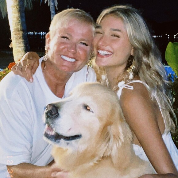 Sasha subiu ao altar de mãos dadas com a mãe, Xuxa, e com o pai, Luciano Szafor