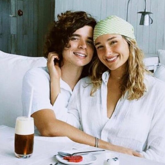Sasha e João Figueiredo estão hospedados em um hotel de luxo com quarto de frente para o mar