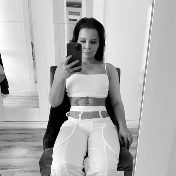 Maraisa posa sem sutiã e com buquê de flores em cenário de natureza: 'Rosas são vermelhas, violetas são azuis'