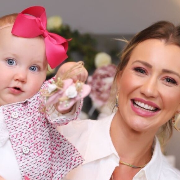Filha de Ana Paula Siebert beija pelúcia e encanta modelo em vídeo: 'Coração explode'