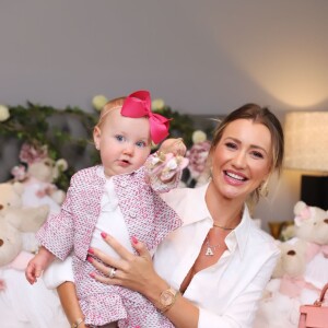 Filha de Ana Paula Siebert derrete modelo por fofura em fotos