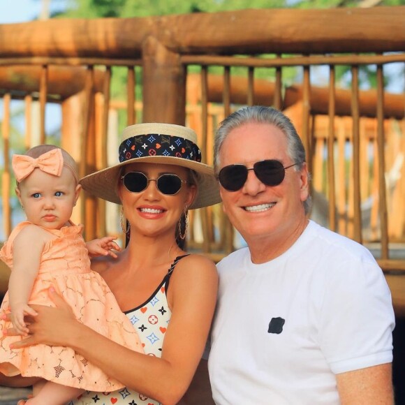 Filha caçula de Roberto Justus, Vicky tem 1 ano e encanta Ana Paula Siebert por fofura