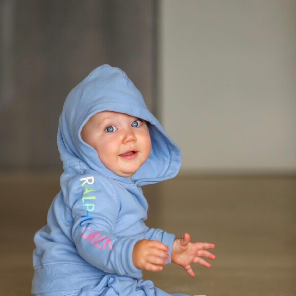 Vicky tem reação fofa ao posar com ursinho de pelúcia e encanta Ana Paula Siebert