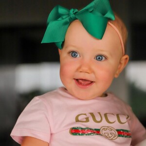 Vicky beija ursinho de pelúcia em sessão de fotos e rouba a cena: 'Que ursa linda'