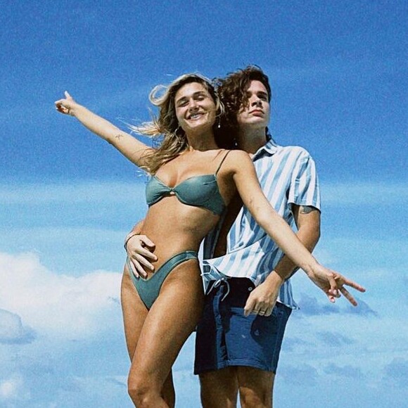 Marido de Sasha Meneghel, João Figueiredo usou bom humor ao posar com a mão na barriga da mulher, afastando rumor de gravidez