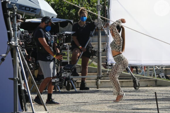Anitta rebola ao gravar comercial no Aterro do Flamengo, no Rio de Janeiro, na manhã deste sábado, 05 de junho de 2021