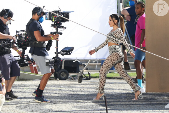 Anitta aposta em sandália Schutz ao gravar comercial no Aterro do Flamengo, no Rio de Janeiro 