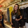 Sorridente, Giovanna Lancellotti esbanjou simpatia durante inauguração de loja em São Paulo