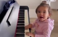 Filha caçula de Ticiane Pinheiro, Manuella mostrou aptidão para canto e piano