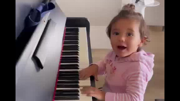 Filha caçula de Ticiane Pinheiro, Manuella mostrou aptidão para canto e piano