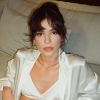 Bruna Marquezine exibiu fotos de top, robe e short de seda em seu Instagram