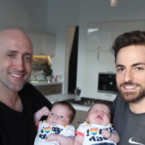 Paulo Gustavo e Thales Bretas posam com filhos recém-nascidos em foto