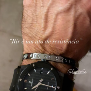 Thales Bretas mostra pulseira com frase de Paulo Gustavo