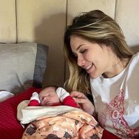 Virgínia Fonseca 'apresenta' filha, Maria Alice, à sua cachorrinha, Zoe: 'Disputando atenção'