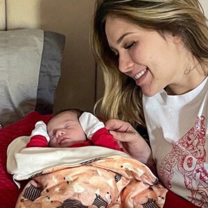 Virgínia Fonseca 'apresenta' filha, Maria Alice, à sua cachorrinha, Zoe: 'Disputando atenção'