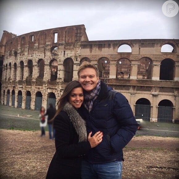 Apaixonados, o casal adora viajar e compartilhar a felicidade de estarem juntos nas redes sociais