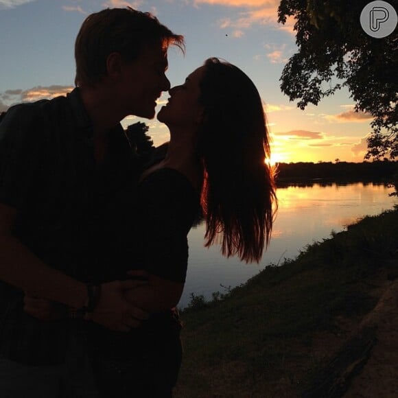 O casal anunciou a oficialização do relacionamento, postando fotos um dia depois da cerimônia discreta realizada em São Paulo