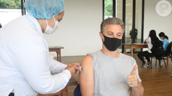 Luciano Huck recebeu a 1ª dose da vacina contra a Covid-19: 'Sensação de esperança'