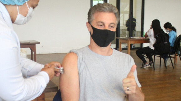 Luciano Huck é imunizado contra a Covid-19, no Rio: 'Picadinha de esperança'