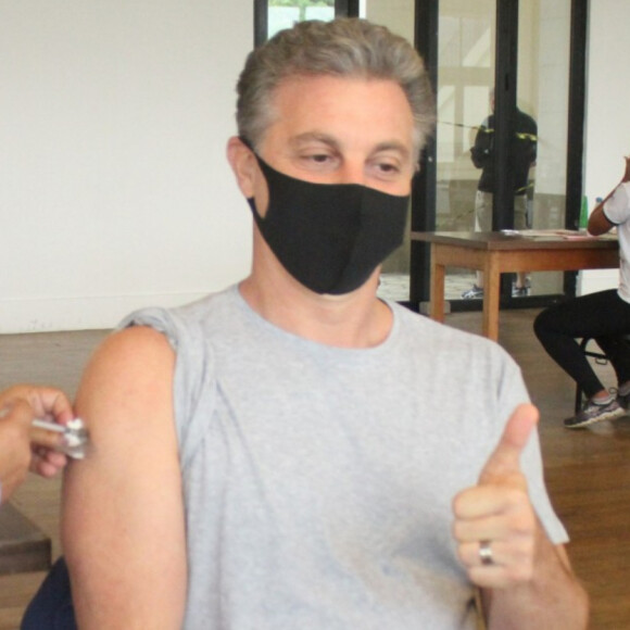Luciano Huck recebeu a 1ª dose da vacina contra a Covid-19: 'Sensação de esperança'