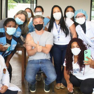 Luciano Huck posou com profissionais da saúde: 'Orgulho de ser brasileiro'