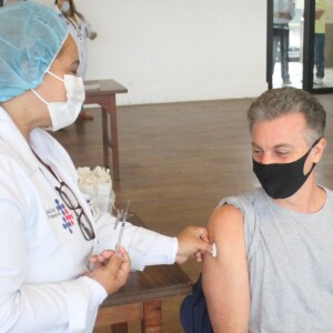 Luciano Huck recebeu a 1ª dose da vacina contra a Covid-19, no Rio