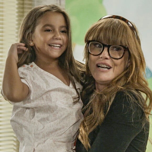 Deborah Secco conta reação da filha, Maria Flor, ao ver estreia na TV: 'Assistindo sem parar'