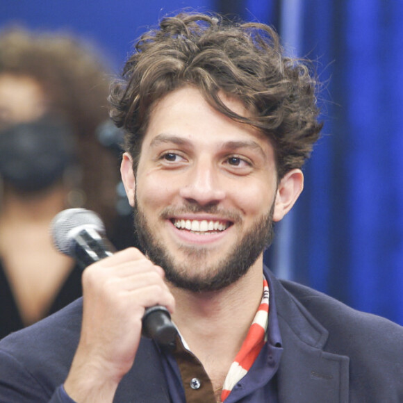 Chay Suede tietou a mulher, Laura Neiva, em foto com barriga de gravidez em evidência