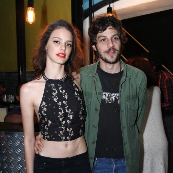 Laura Neiva valorizou barriga em foto com look de poá